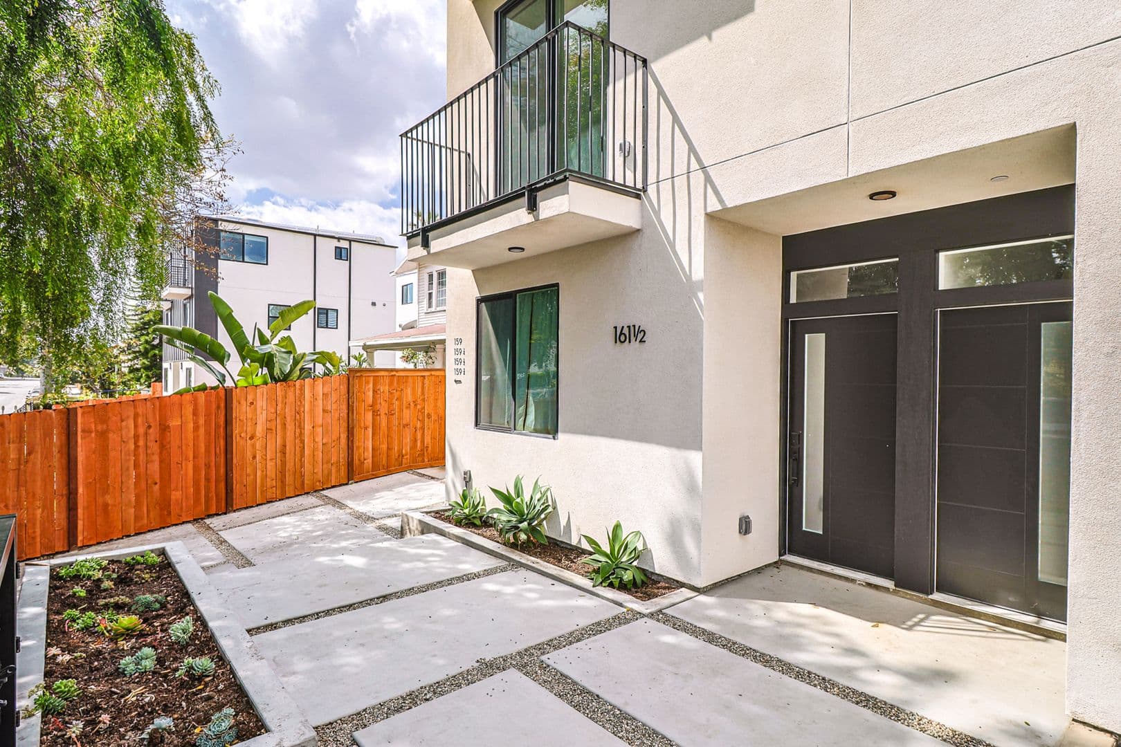 Los Angeles Apartment: 161 S Hoover St