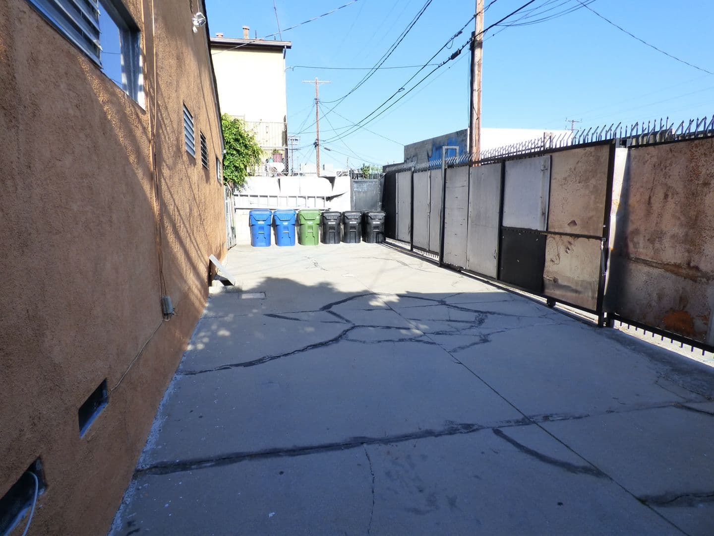 Los Angeles Apartment: 5832 Camerford Ave