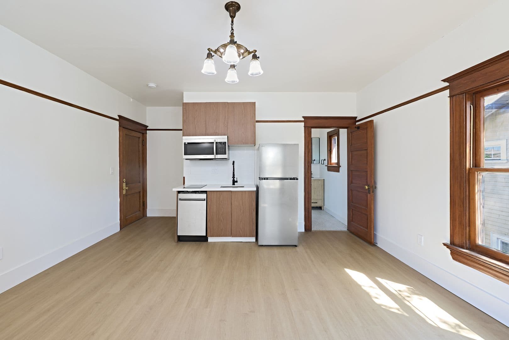 Los Angeles Apartment: 2703 Raymond Ave