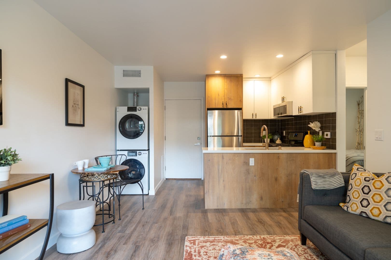 Los Angeles Apartment: 3305 Primera Ave