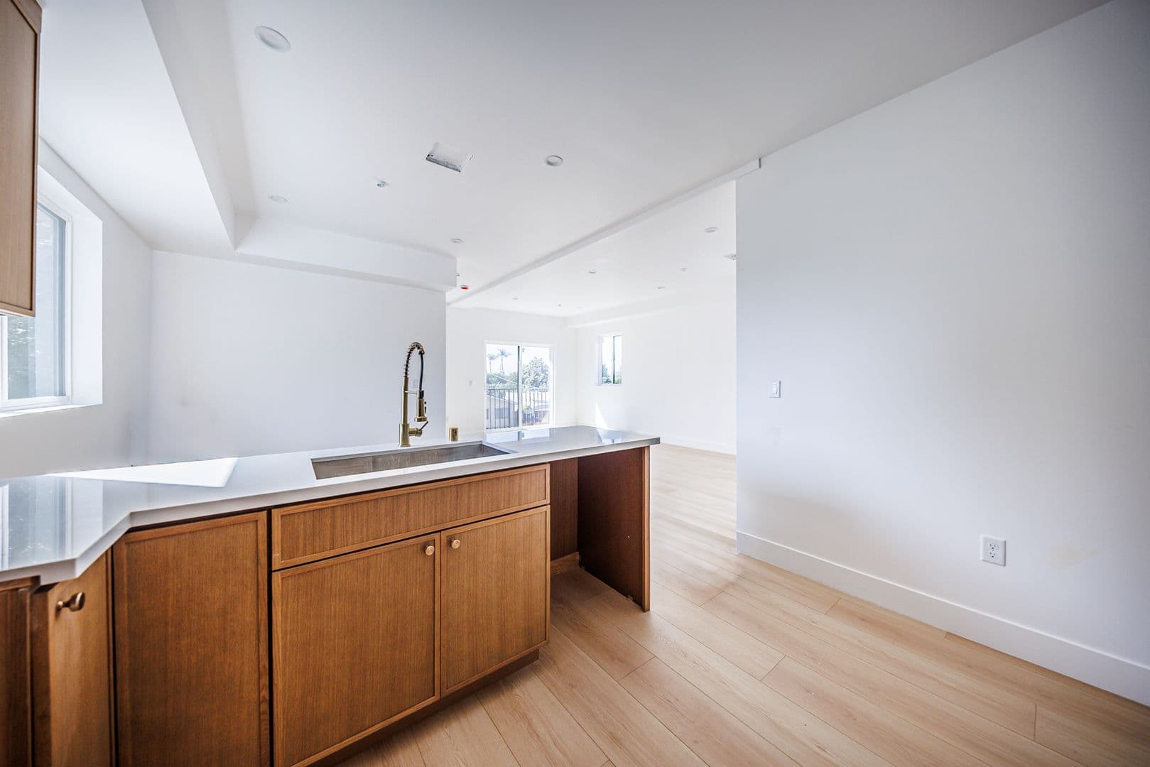 Los Angeles Apartment: 3442 West Blvd