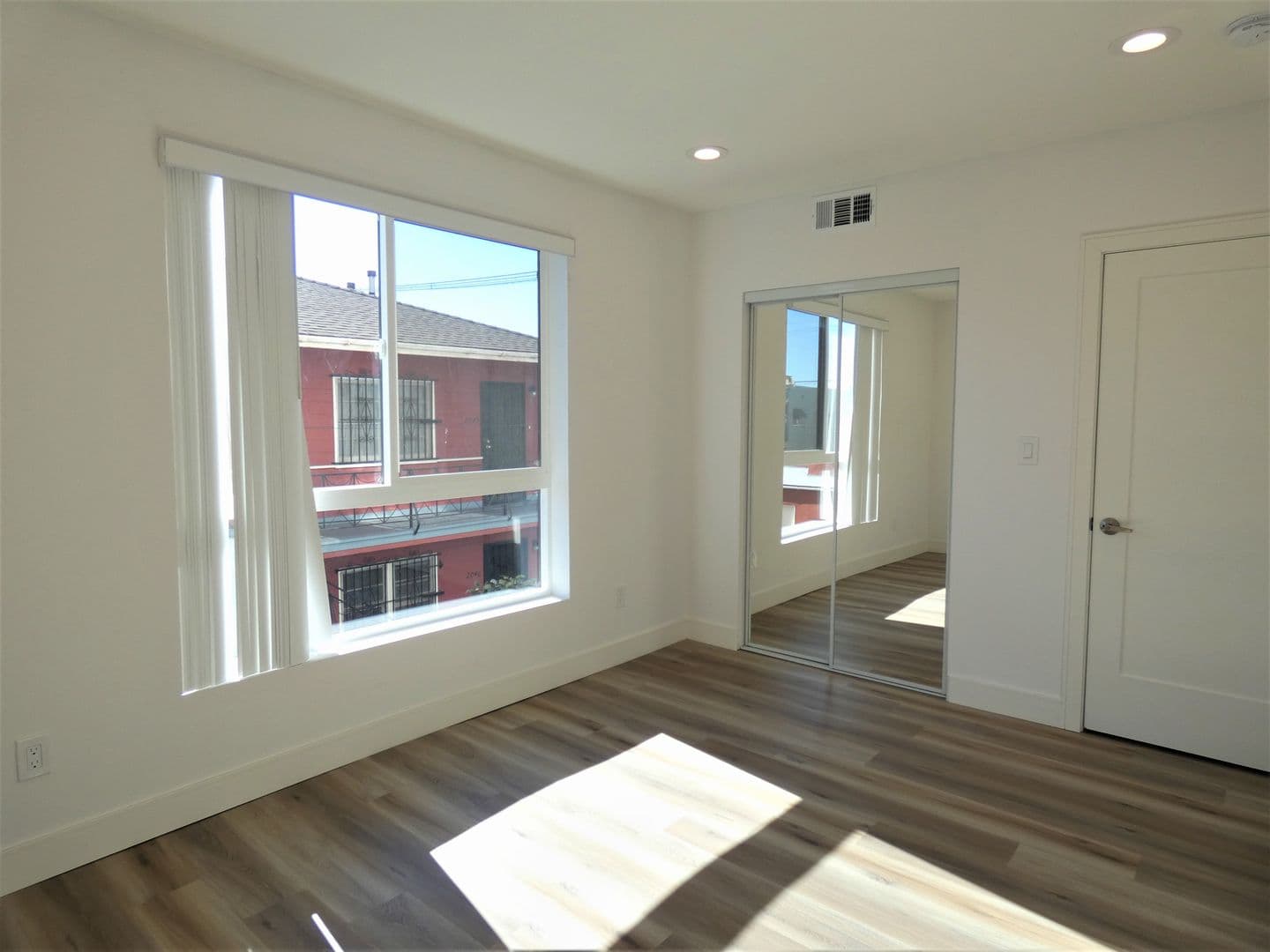 Los Angeles Apartment: 2042 S Burnside Ave