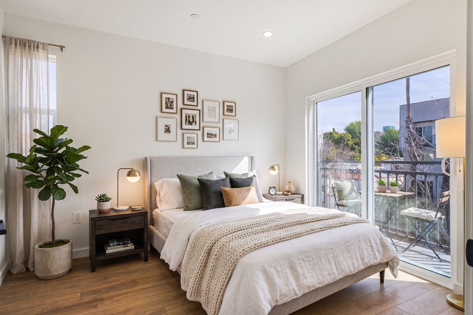 Los Angeles Apartment: 1227 N June St