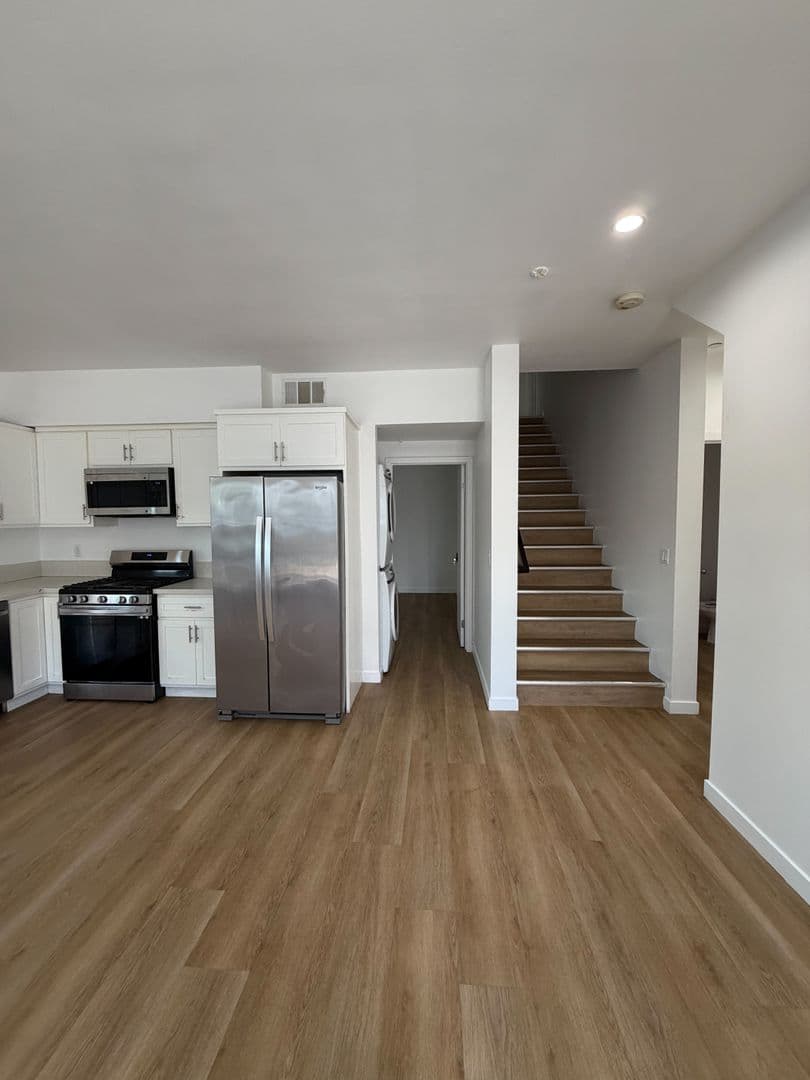 Los Angeles Apartment: 1876 W 20th St