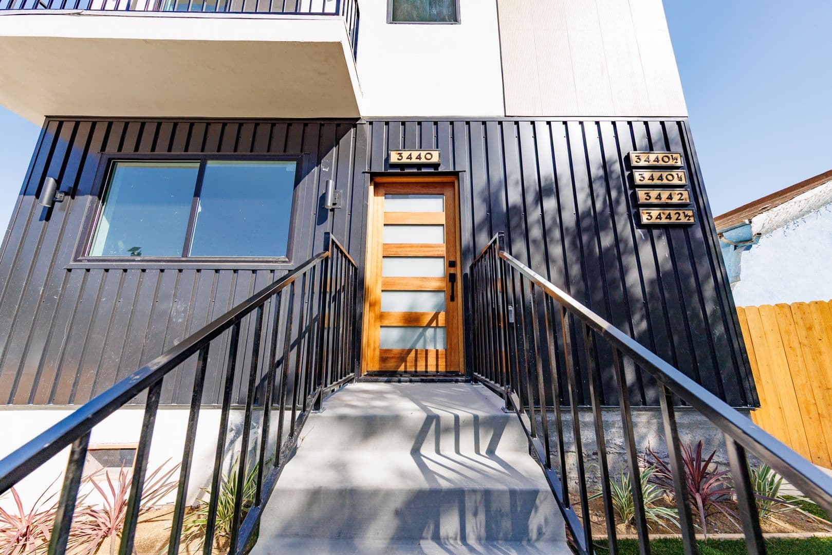 Los Angeles Apartment: 3442 West Blvd