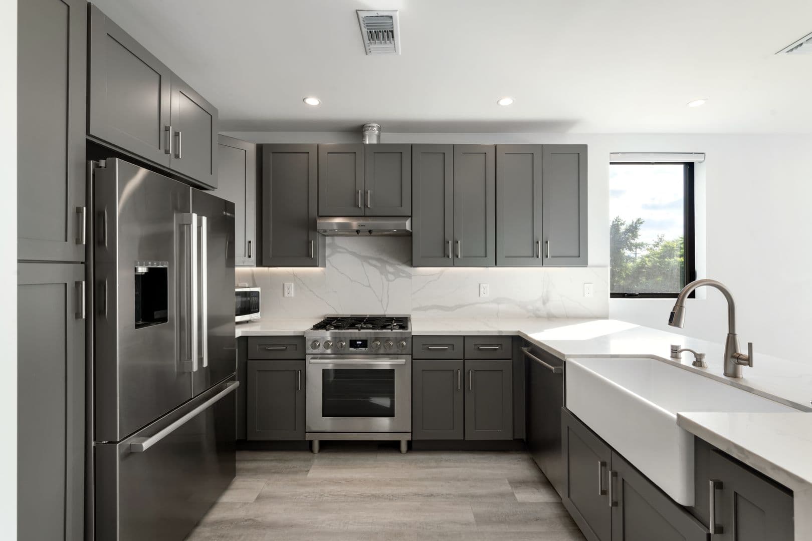 Los Angeles Apartment: 4815 Elmwood Ave