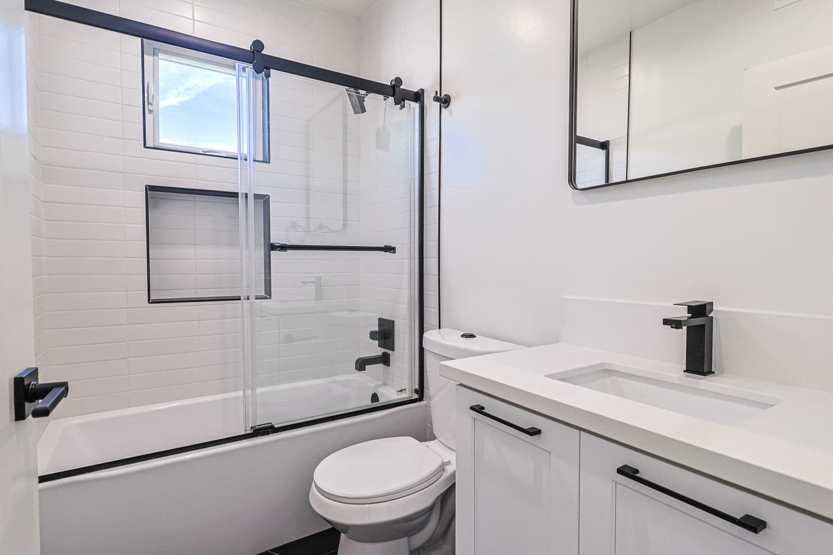 Los Angeles Apartment: 1227 N June St