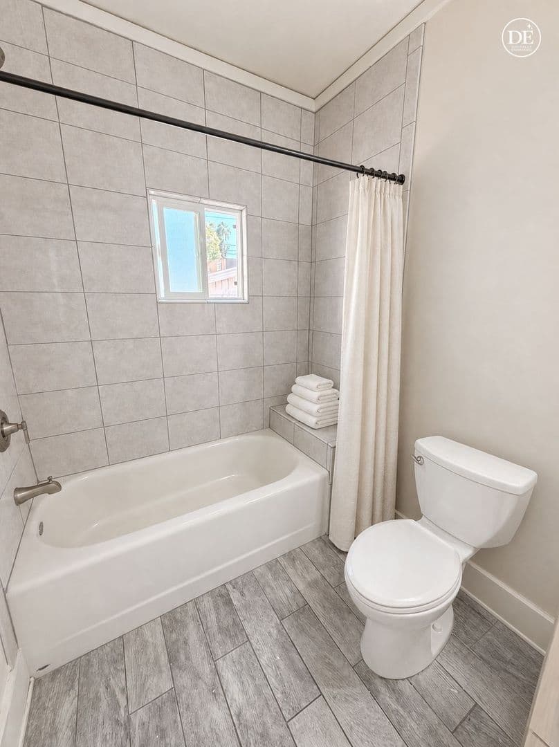 Los Angeles Apartment: 1112 Browning Blvd