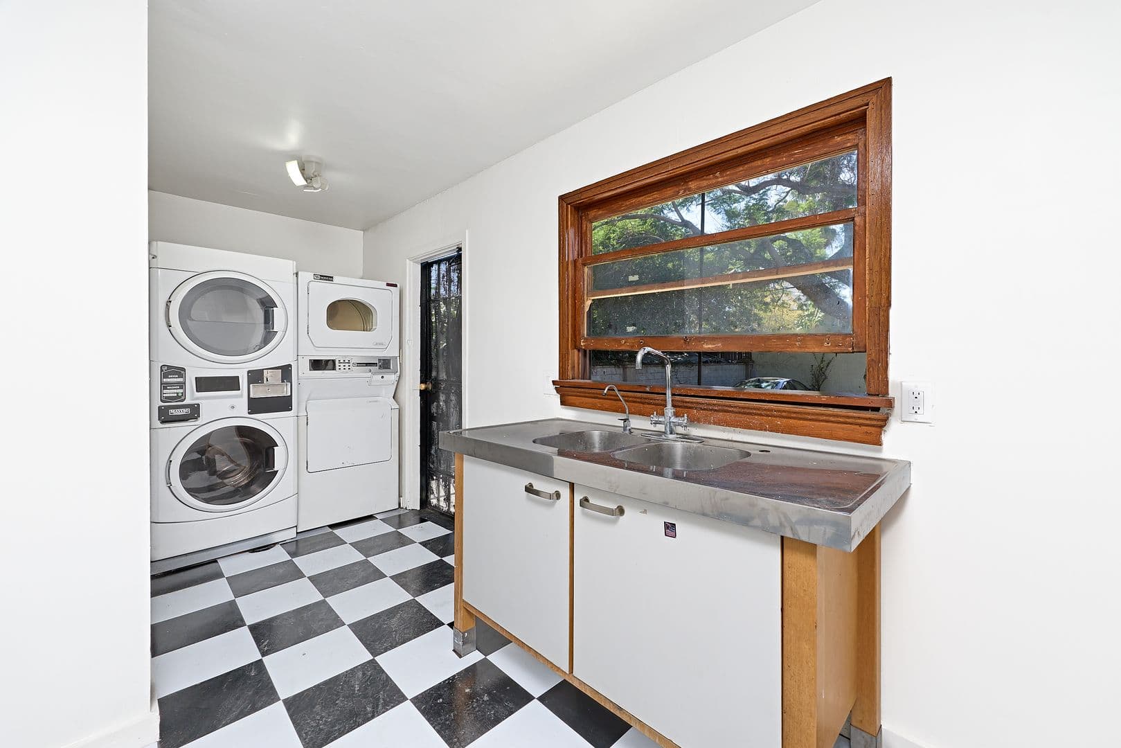 Los Angeles Apartment: 2703 Raymond Ave
