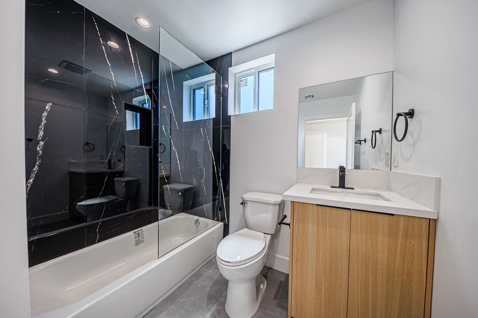 Los Angeles Apartment: 1259 S. Longwood Ave