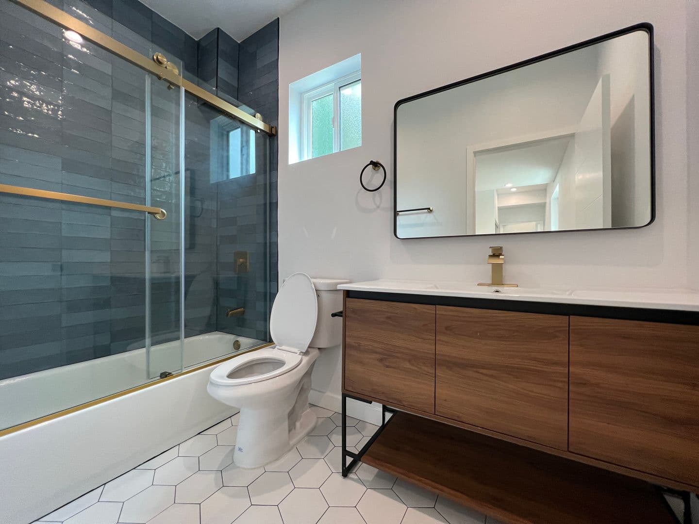 Los Angeles Apartment: 5526 Blackwelder St