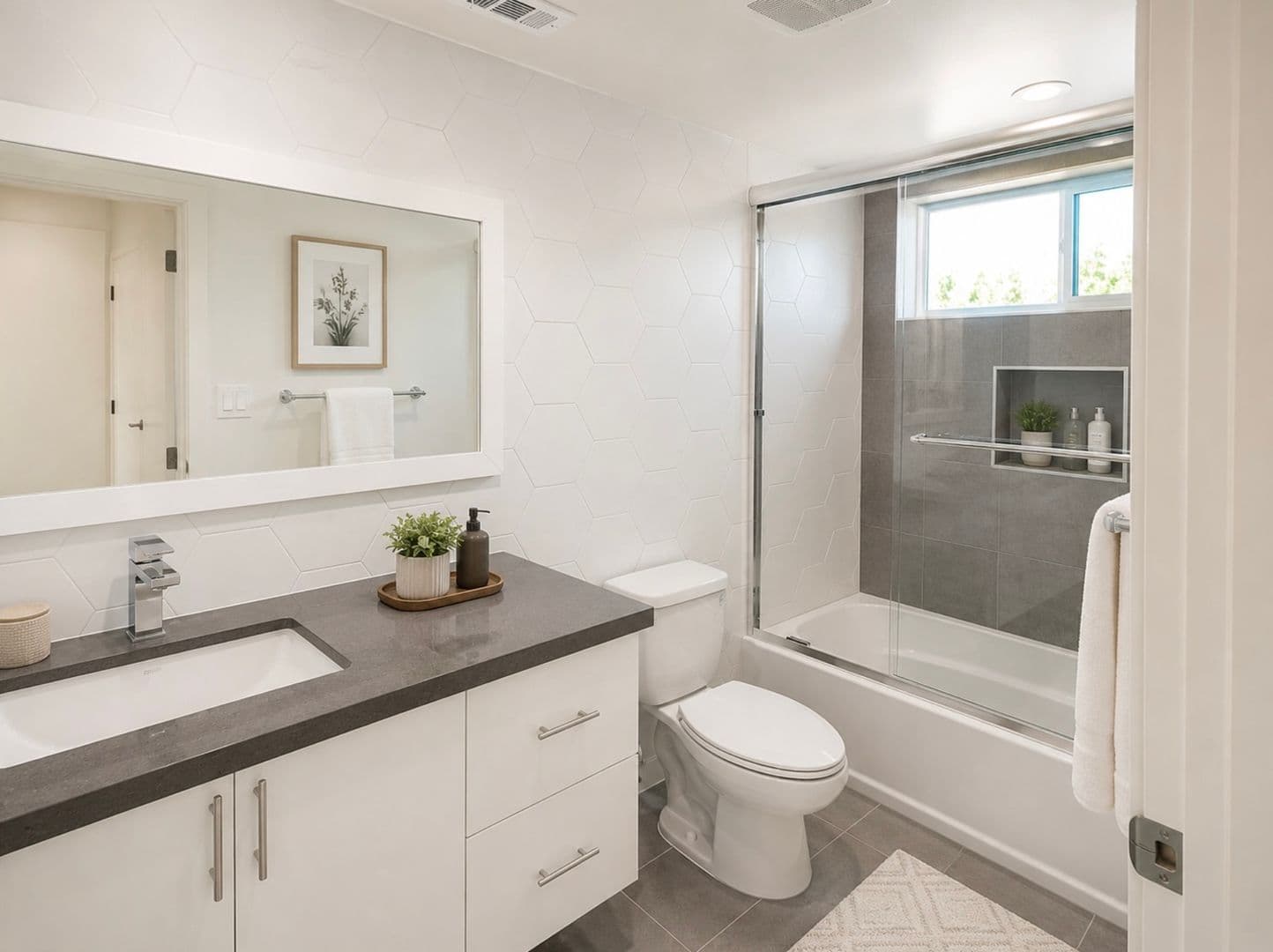 Hollywood Apartment: 6650 Leland Way