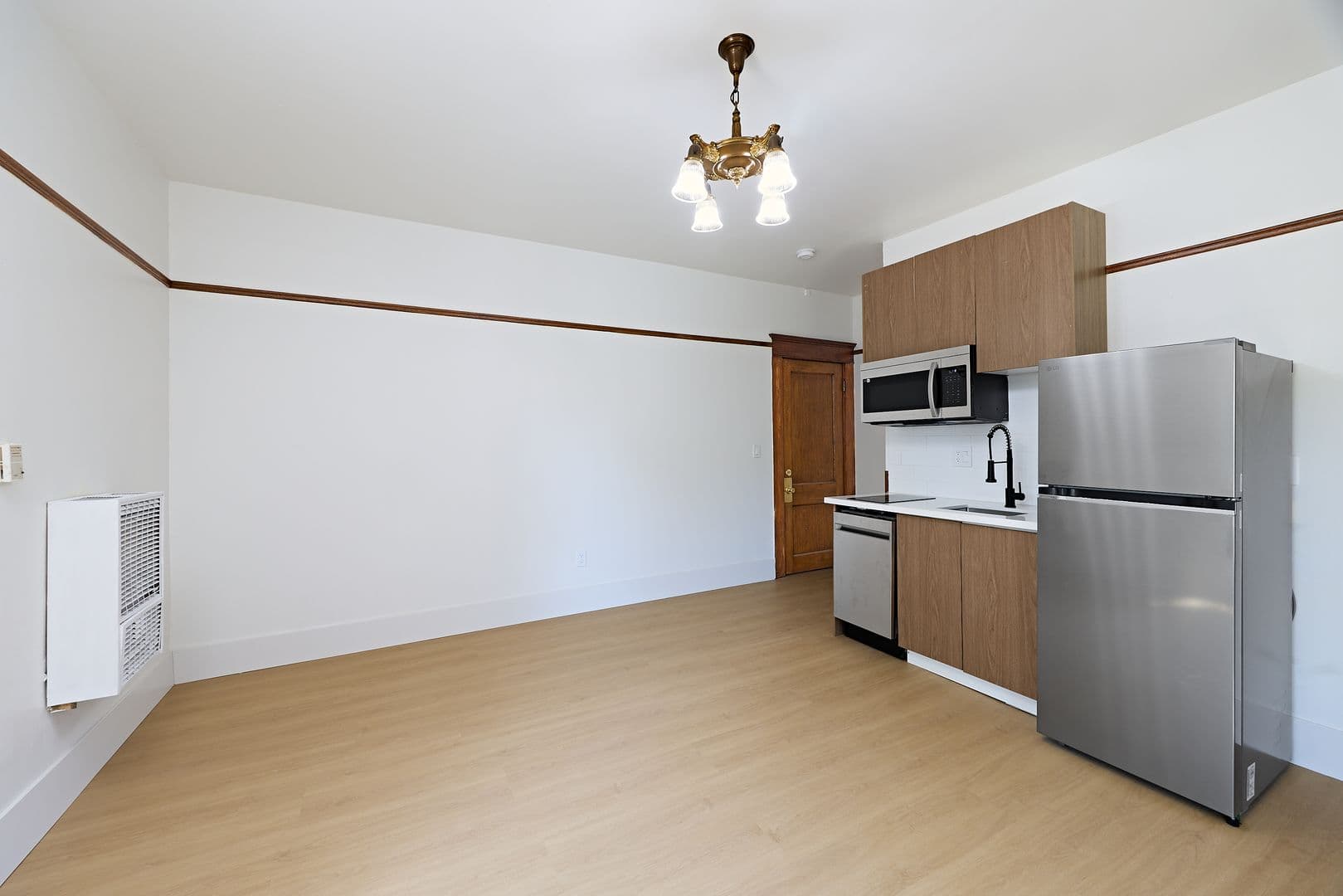 Los Angeles Apartment: 2703 Raymond Ave