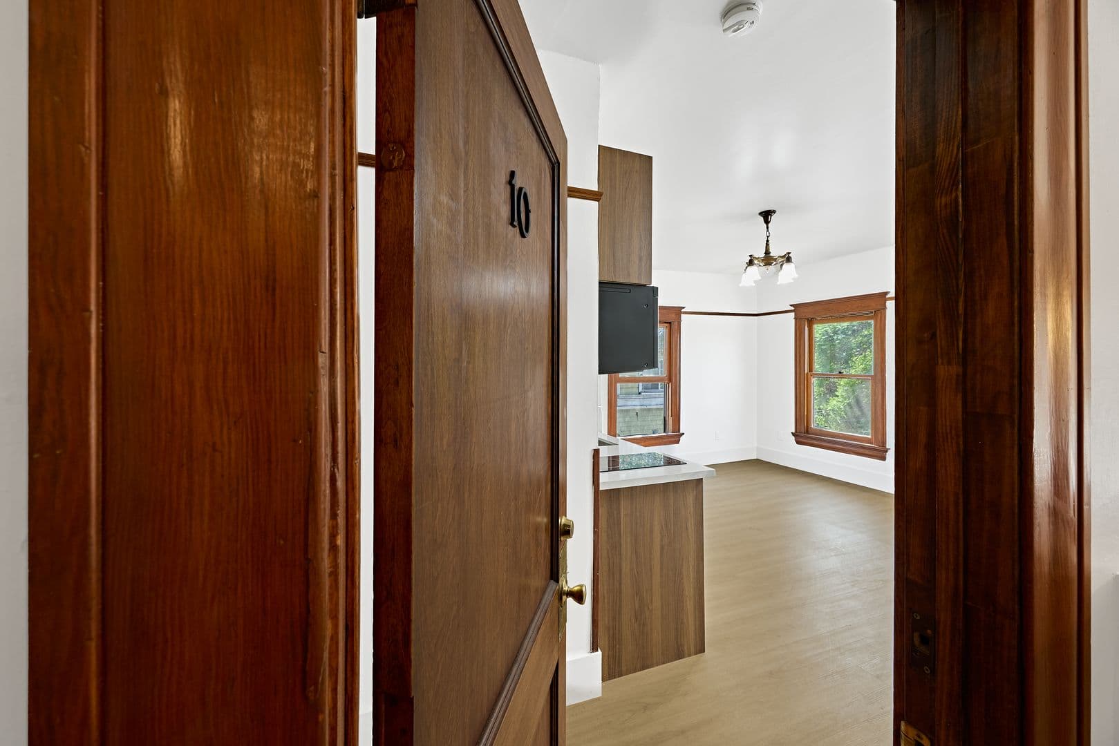 Los Angeles Apartment: 2703 Raymond Ave