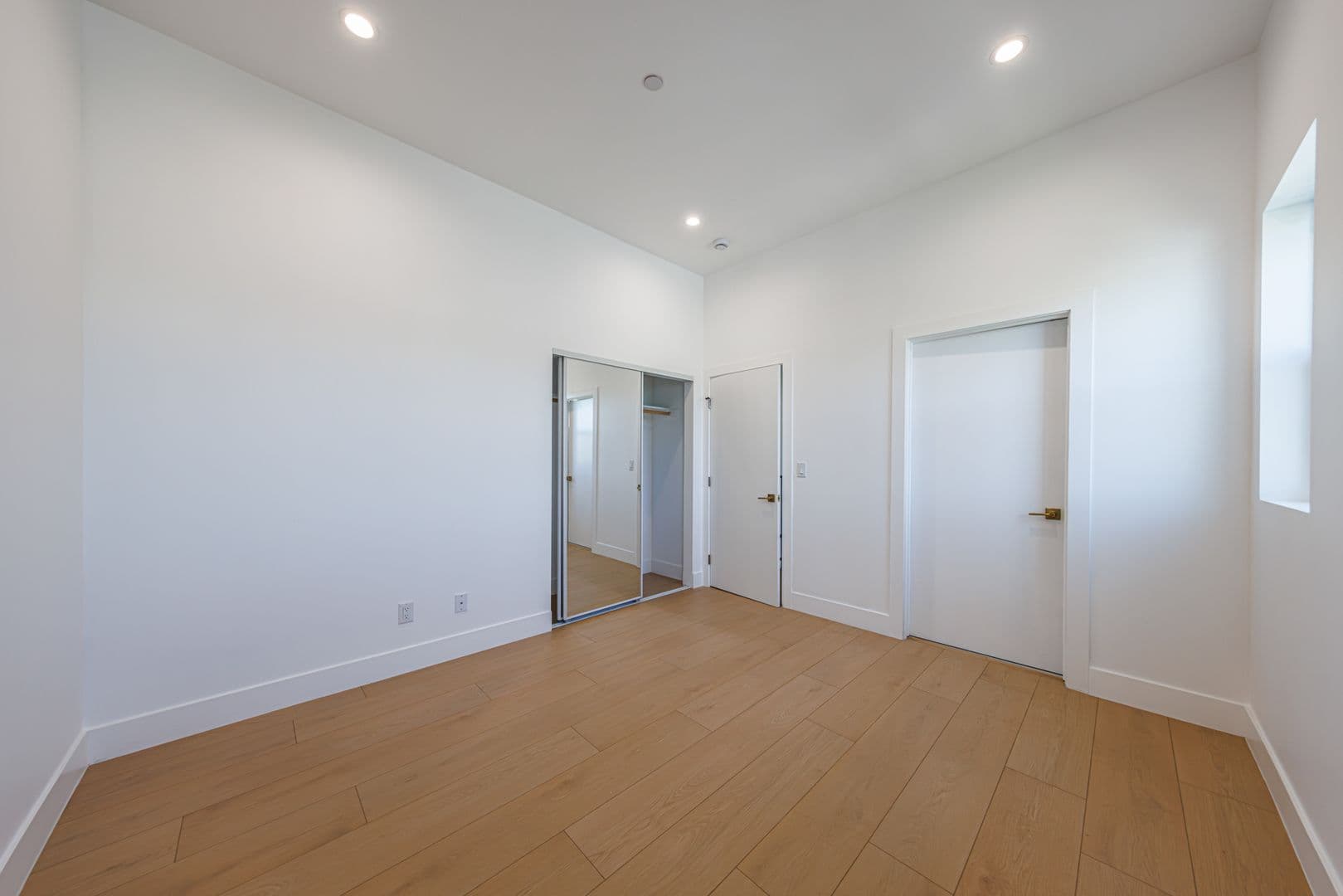 Sherman Oaks Apartment: 5931 Woodman Ave