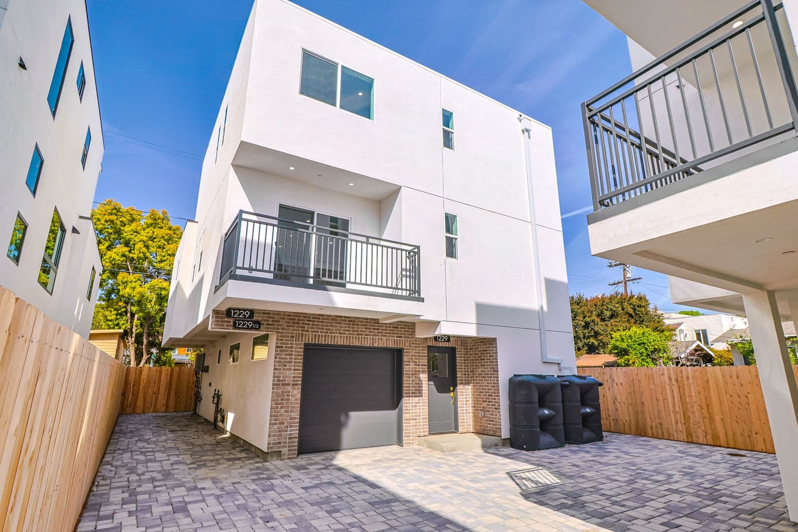 Los Angeles Apartment: 1227 N June St