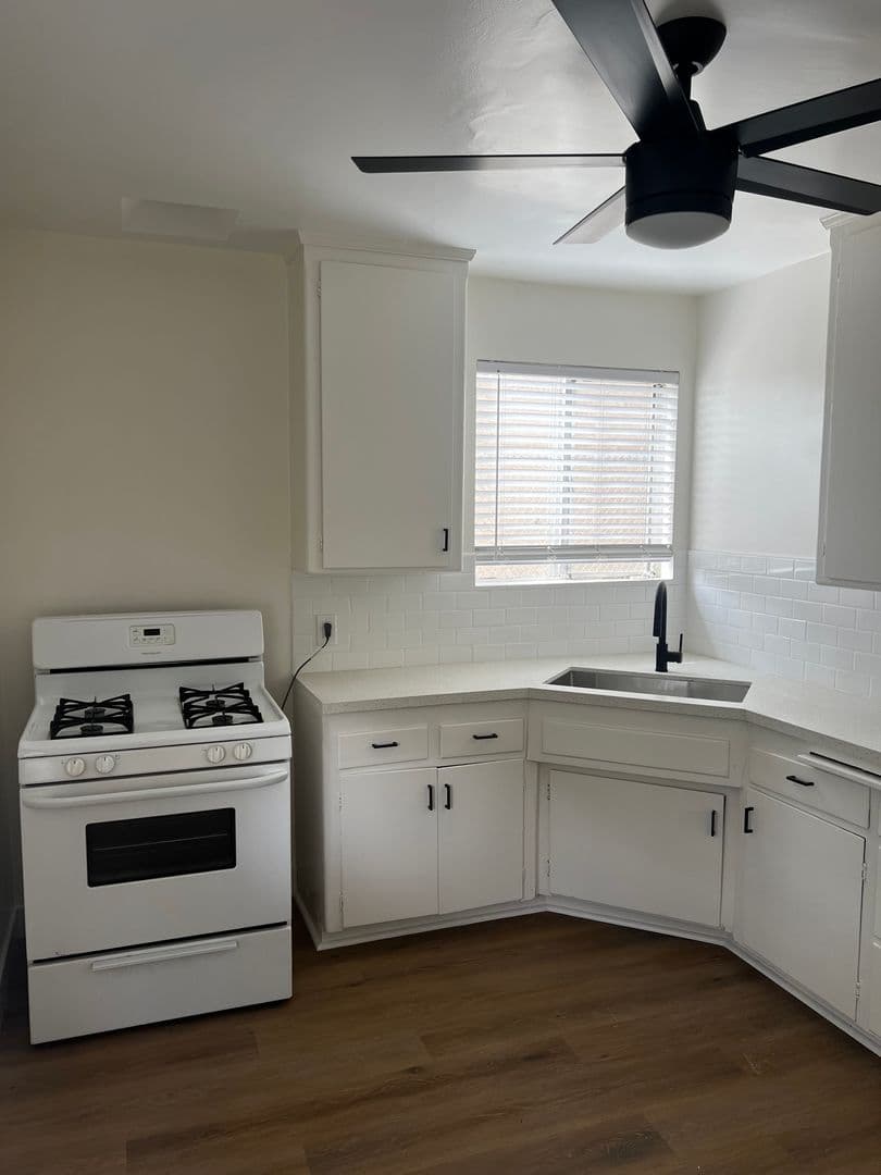Burbank Apartment: 7603 North Hollywood Way