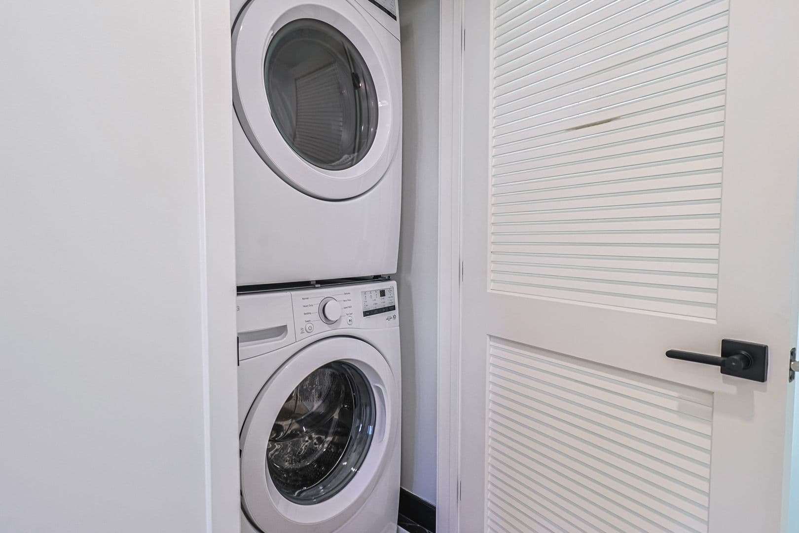 Los Angeles Apartment: 1227 N June St