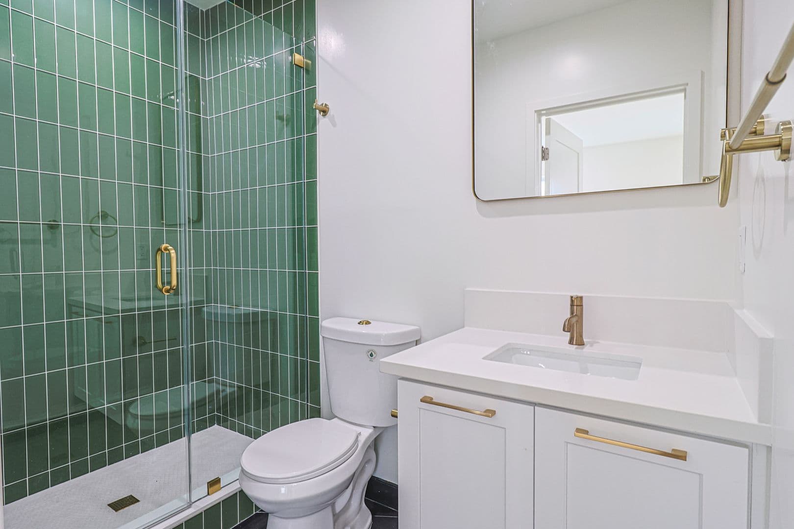 Los Angeles Apartment: 1227 N June St