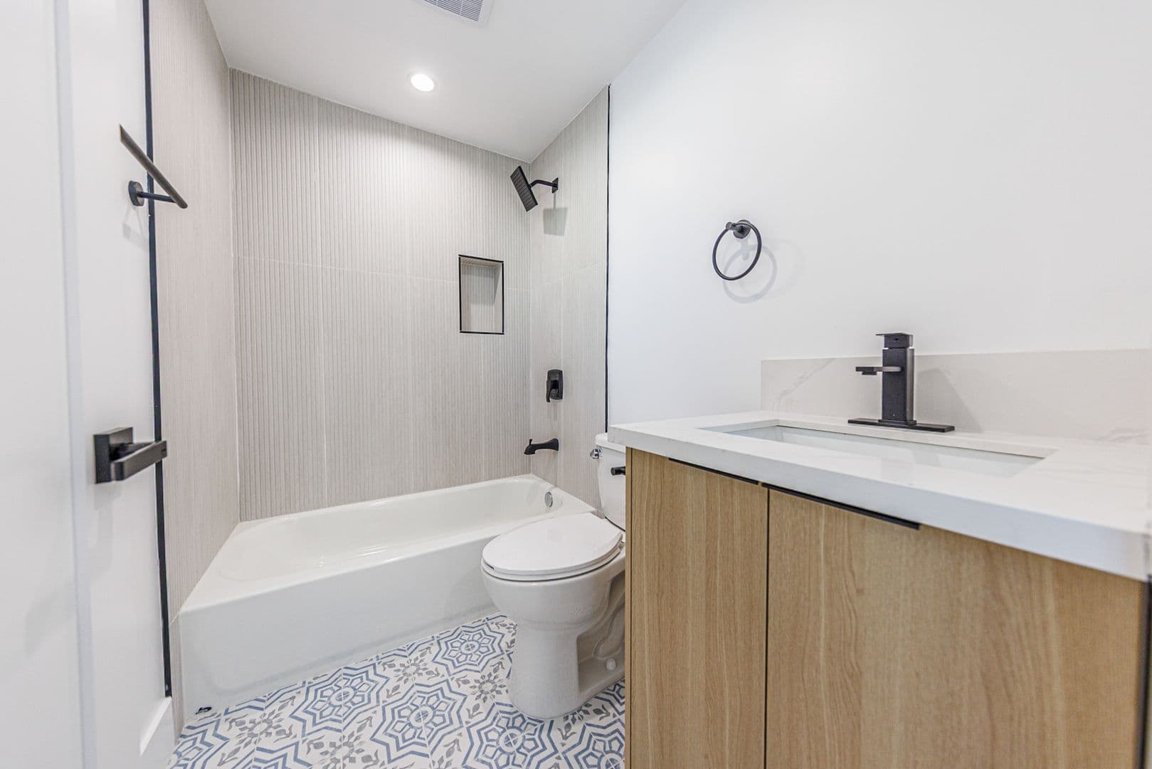 Los Angeles, CA Apartment: 2938 S. Sycamore Ave