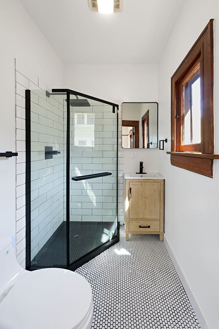 Los Angeles Apartment: 2703 Raymond Ave