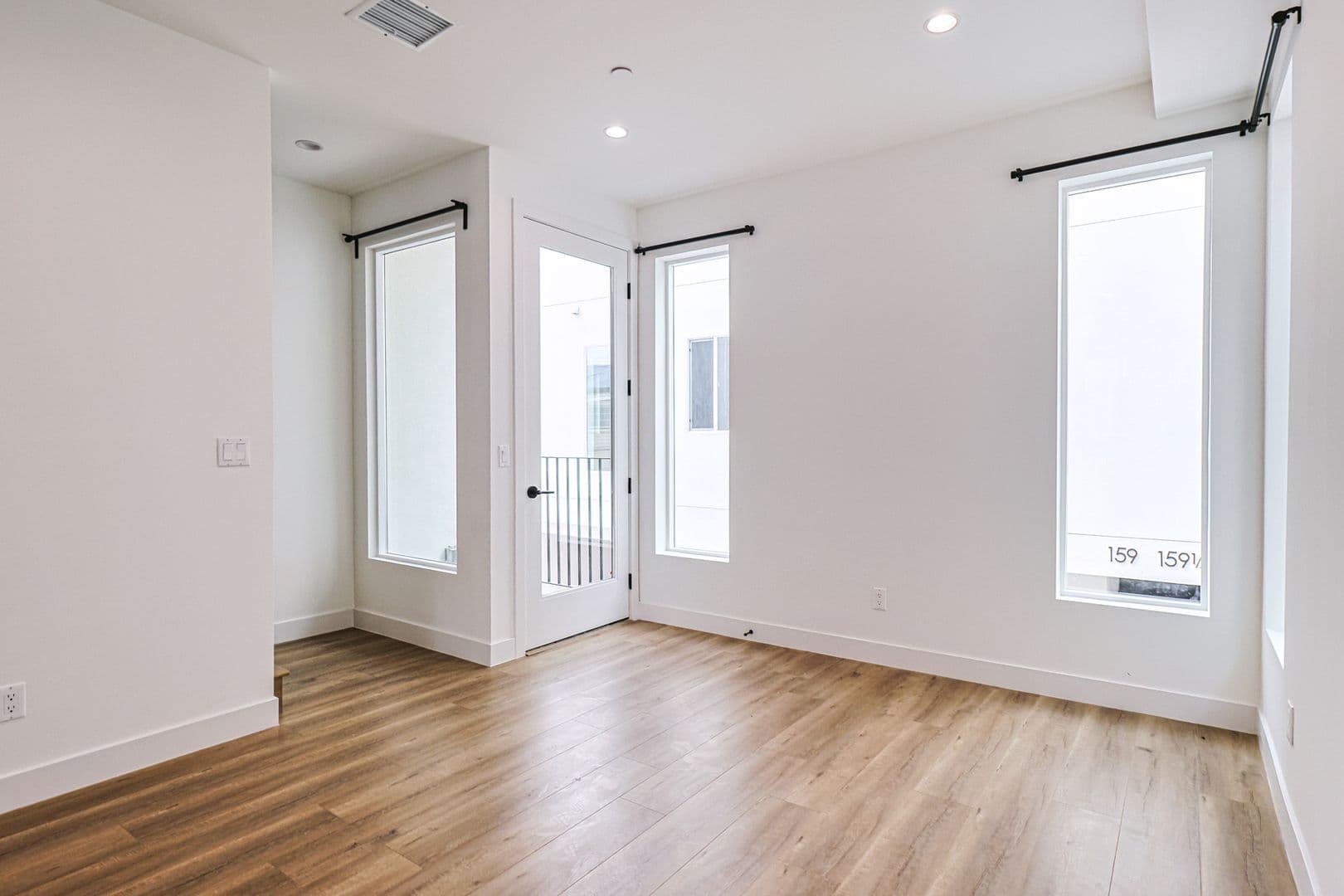 Los Angeles Apartment: 161 S Hoover St