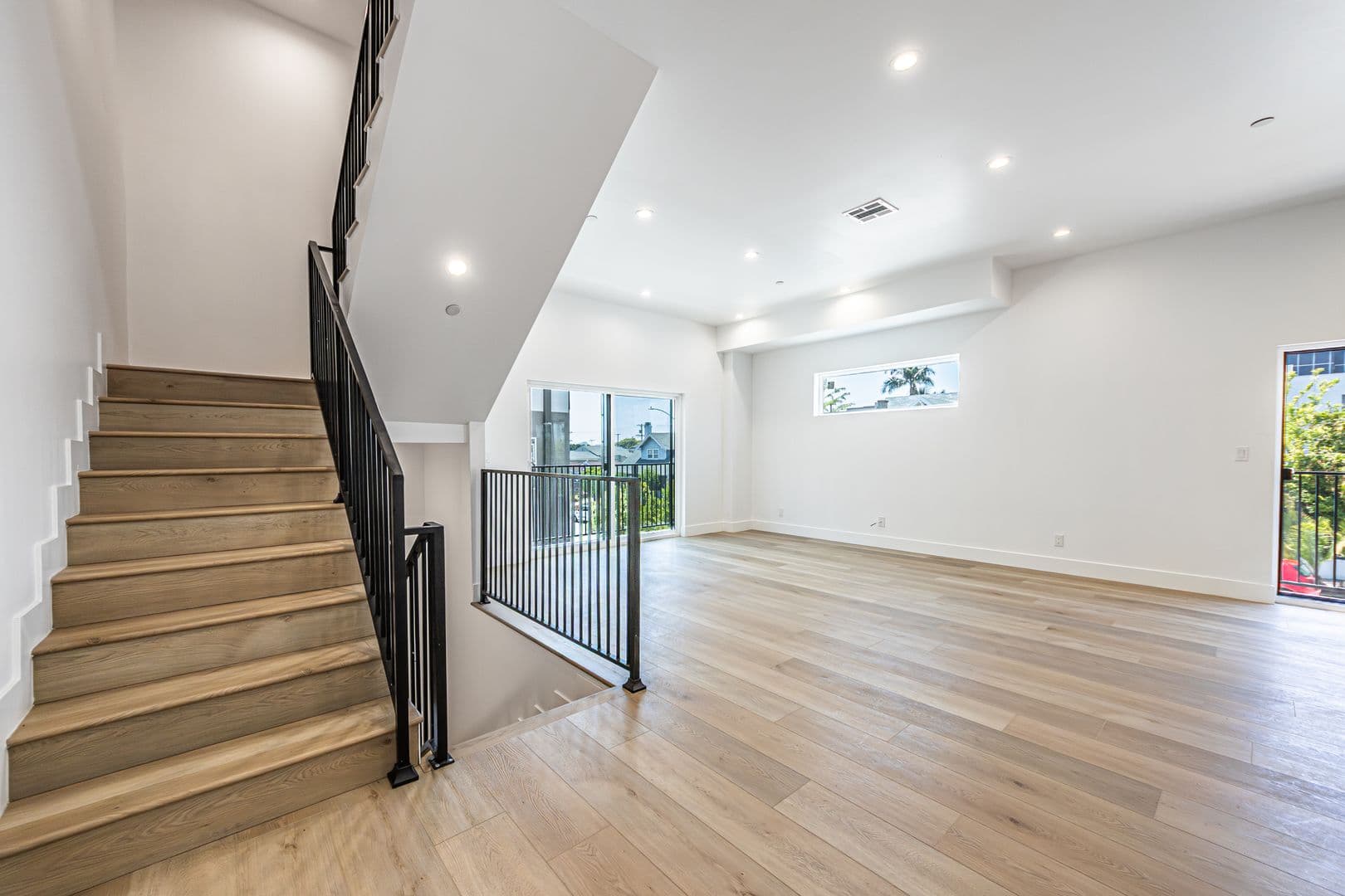 Los Angeles Apartment: 240 N Dillon St