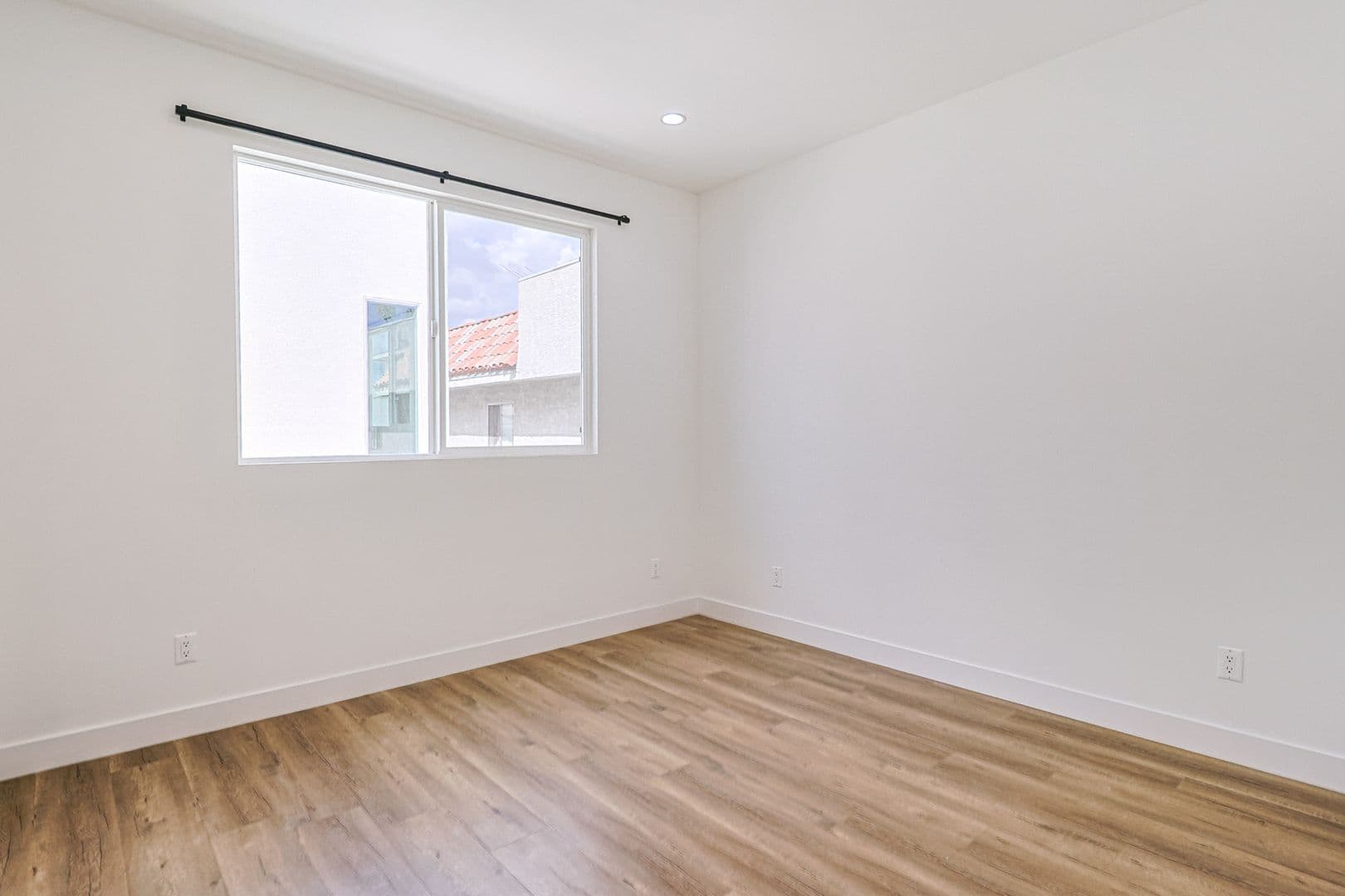 Los Angeles Apartment: 161 S Hoover St