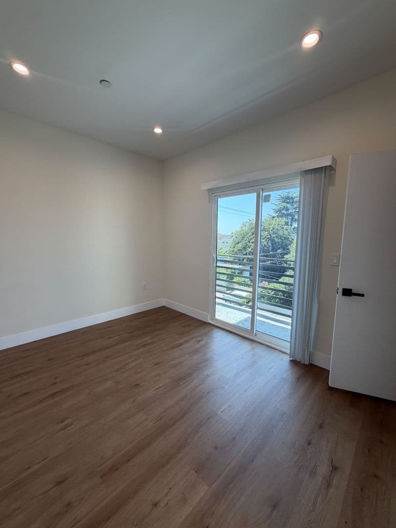 Los Angeles Apartment: 4512 St. Elmo Dr