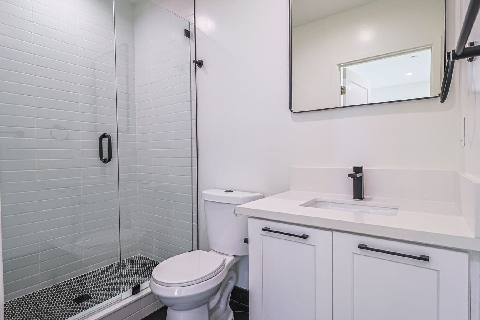 Los Angeles Apartment: 1227 N June St