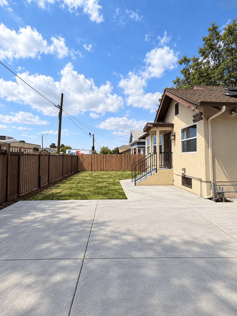 Los Angeles House: 783 E 47th St