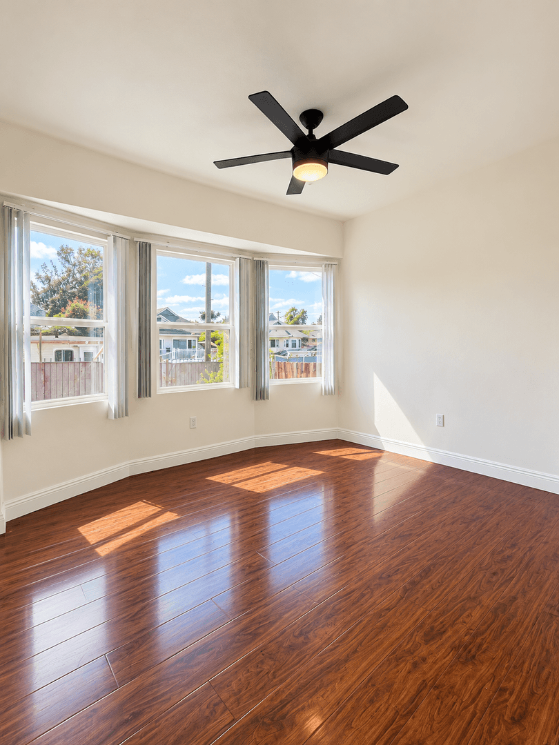 Los Angeles House: 783 E 47th St