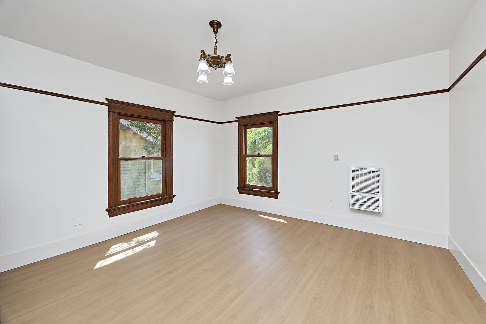 Los Angeles Apartment: 2703 Raymond Ave