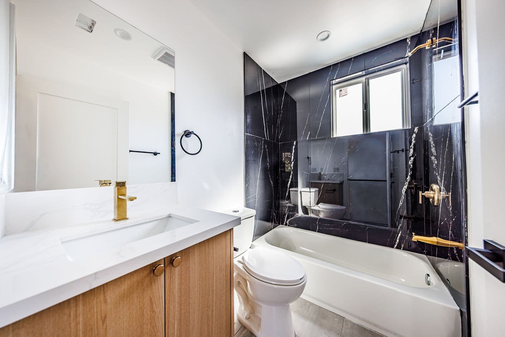 Los Angeles Apartment: 3442 West Blvd