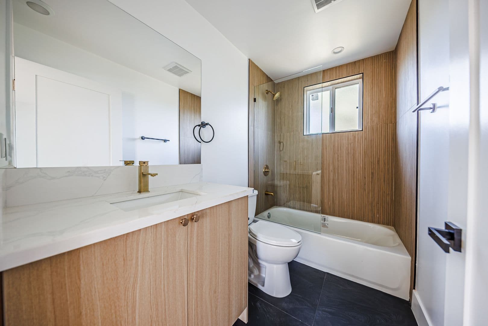 Los Angeles Apartment: 3442 West Blvd