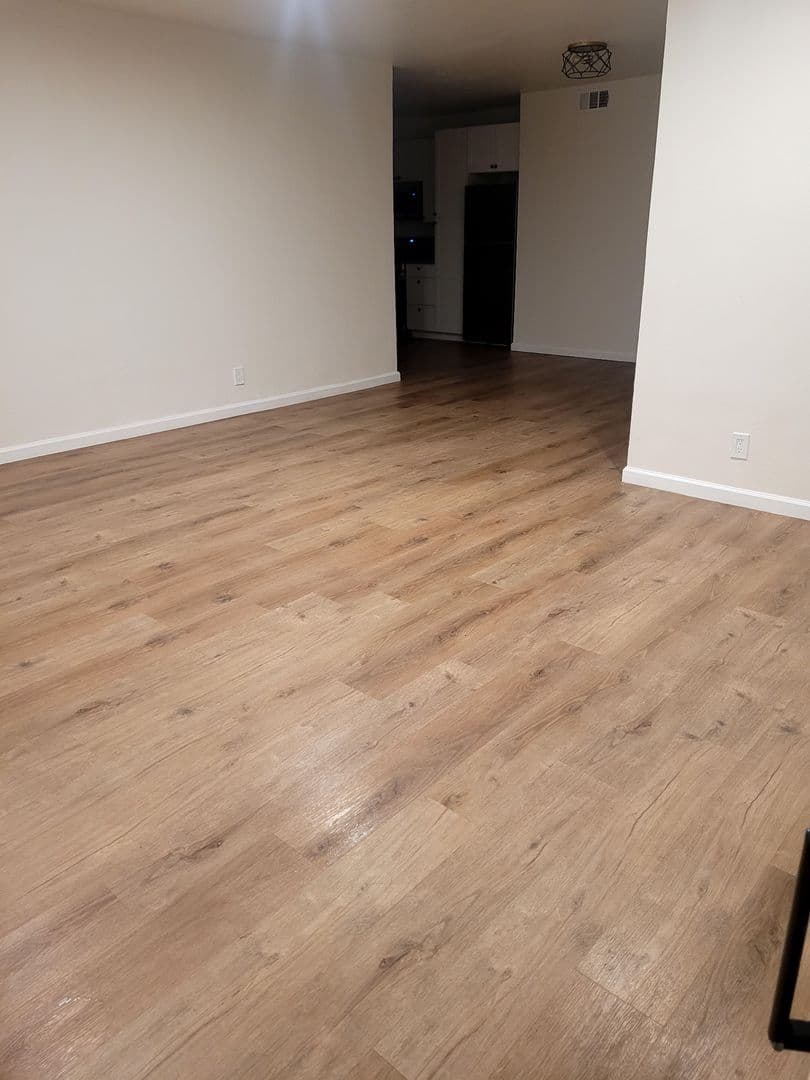 North Hollywood Apartment: 11720 Hamlin Street