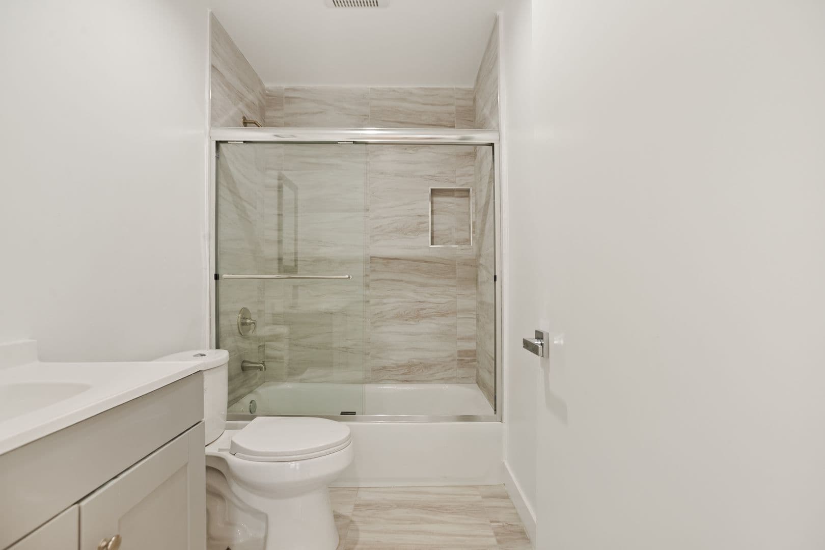Los Angeles Apartment: 443 N Heliotrope Dr