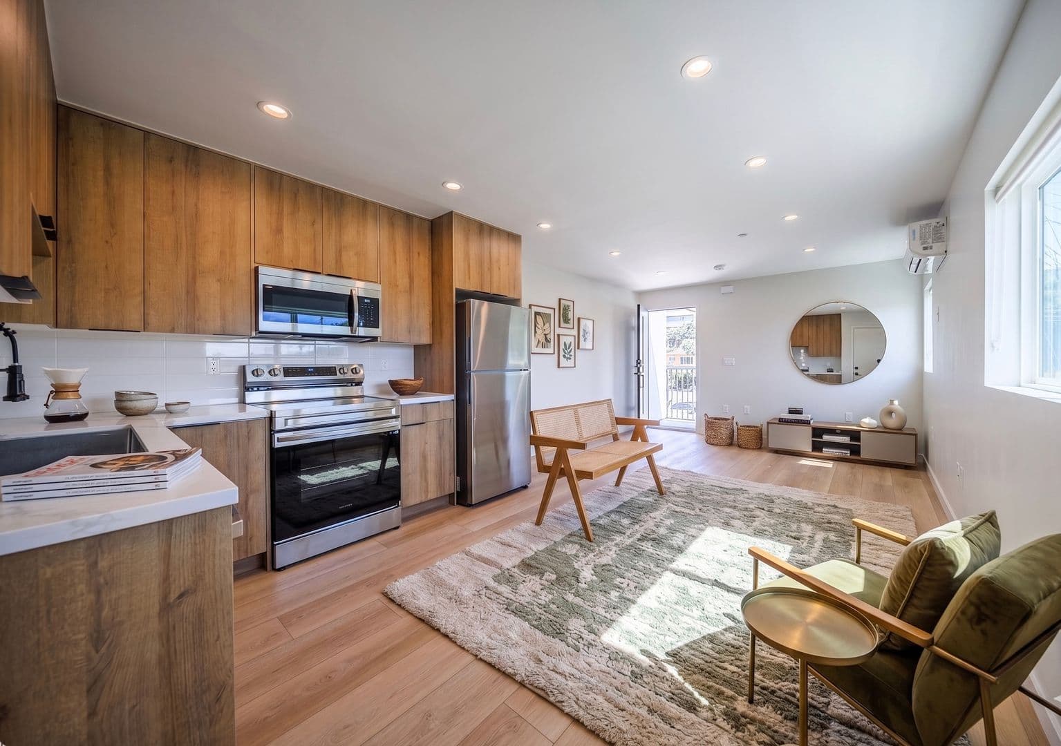 Los Angeles Apartment: 6092 La Prada St