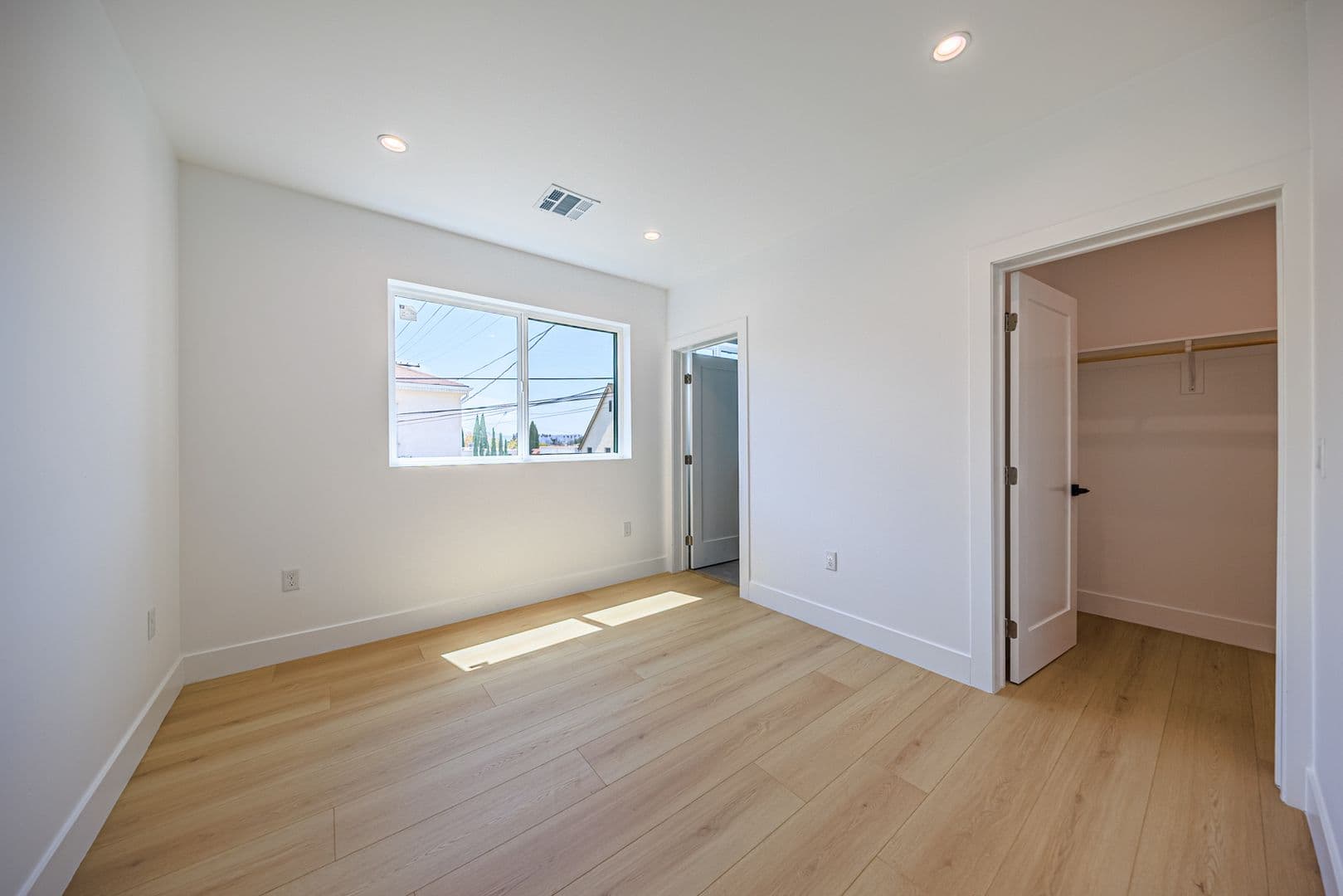 Los Angeles Apartment: 1259 S. Longwood Ave