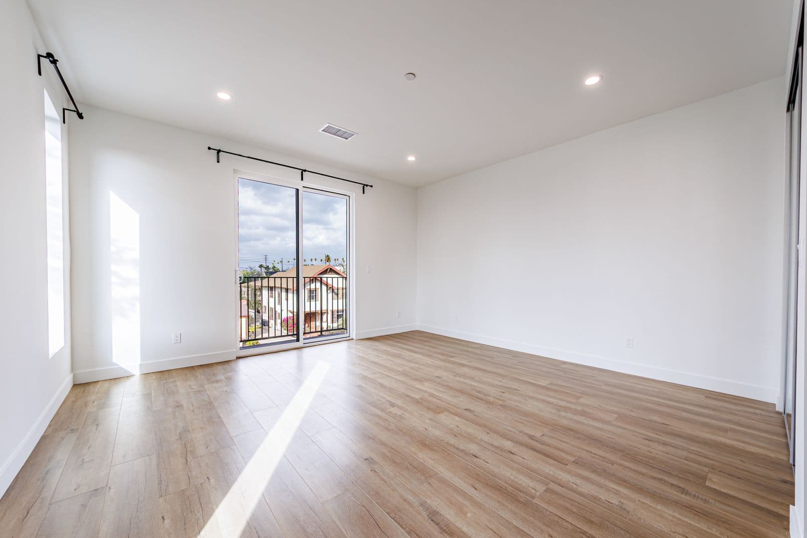 Los Angeles Apartment: 4514 Lomita St