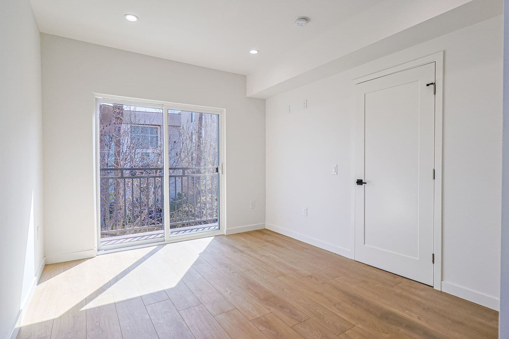 Los Angeles Apartment: 1227 N June St