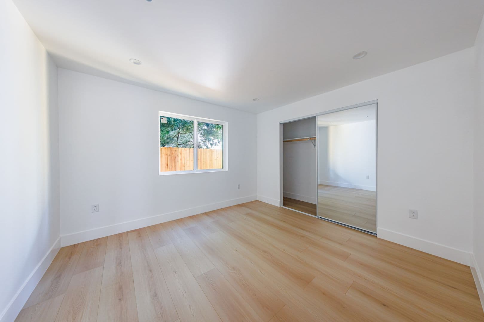 Los Angeles Apartment: 3442 West Blvd