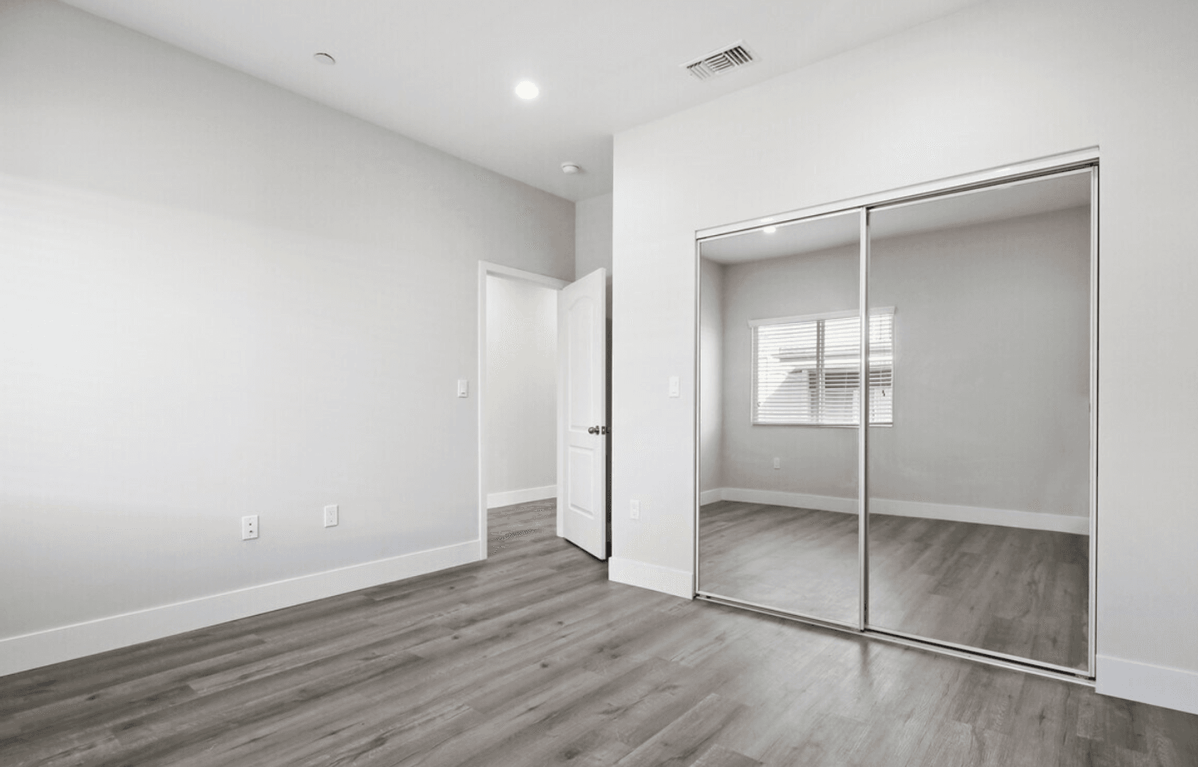 North Hollywood Apartment: 6841 Radford Ave