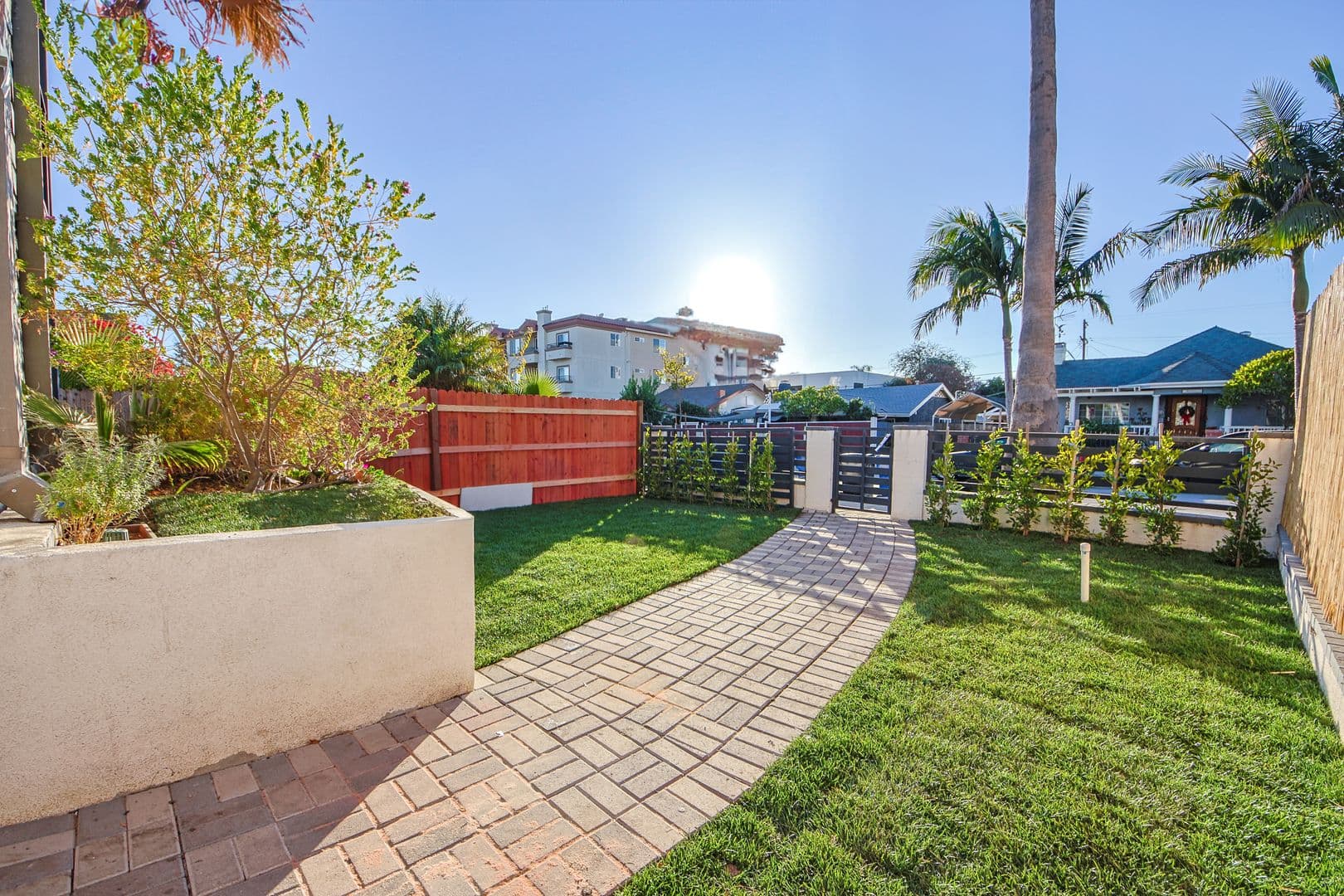 Los Angeles Apartment: 620 N Serrano Ave