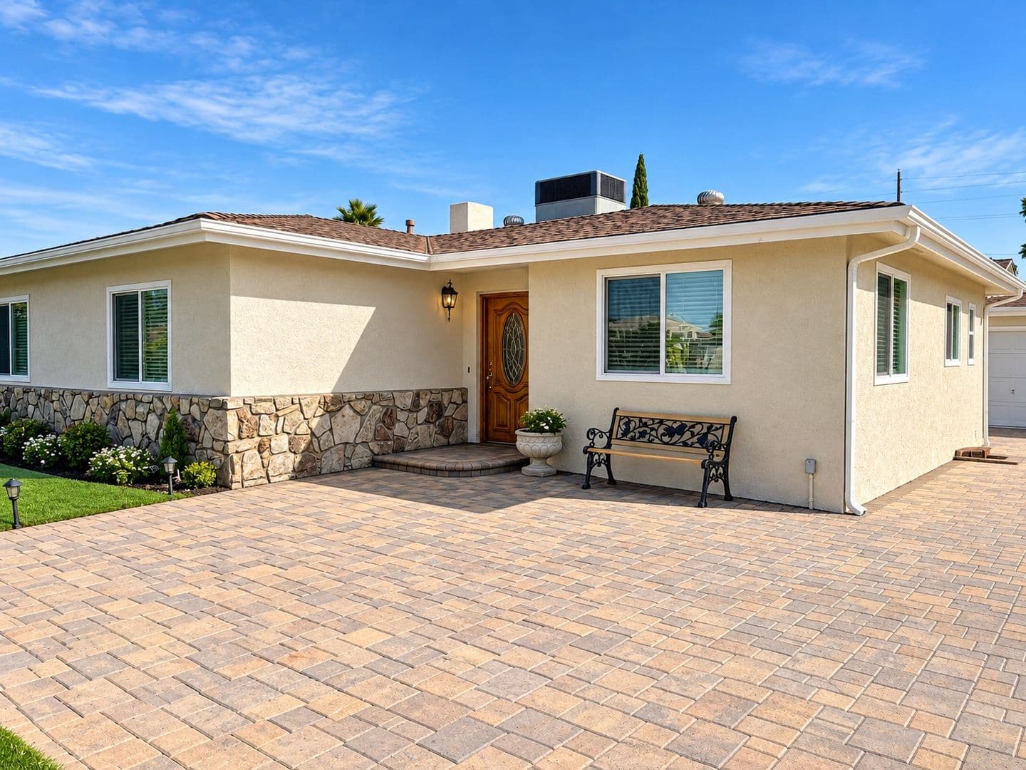 Sun Valley House: 11248 Lull Street
