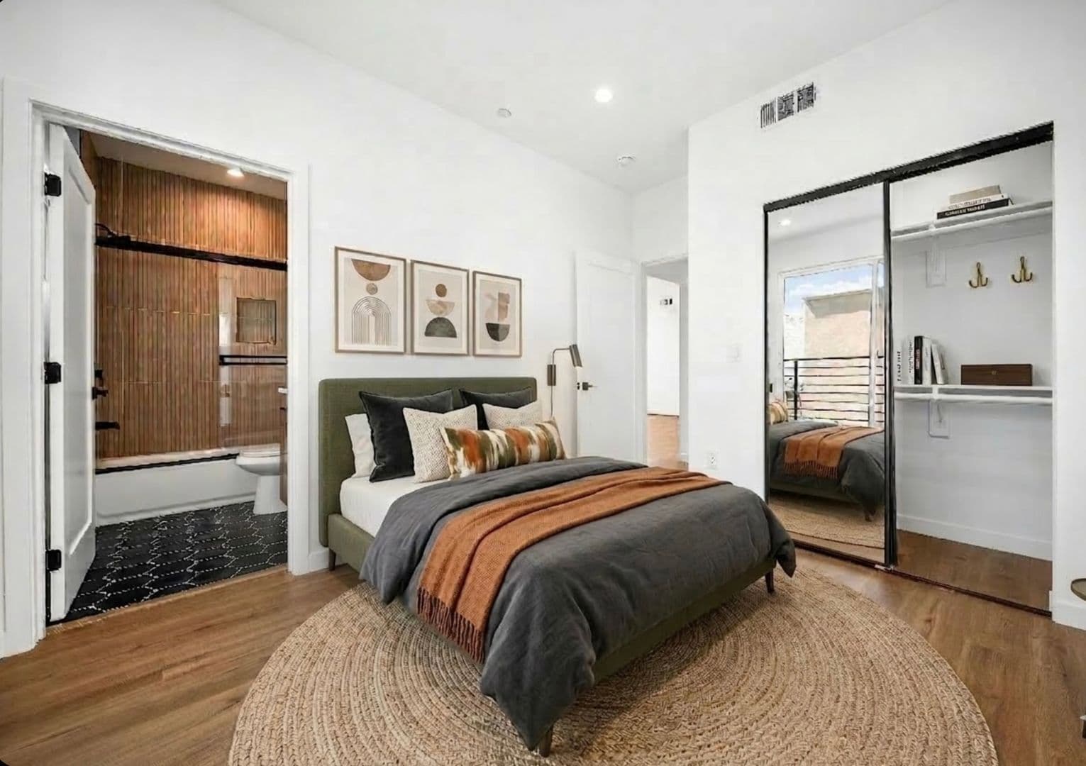 Los Angeles Apartment: 926 S Harvard Blvd