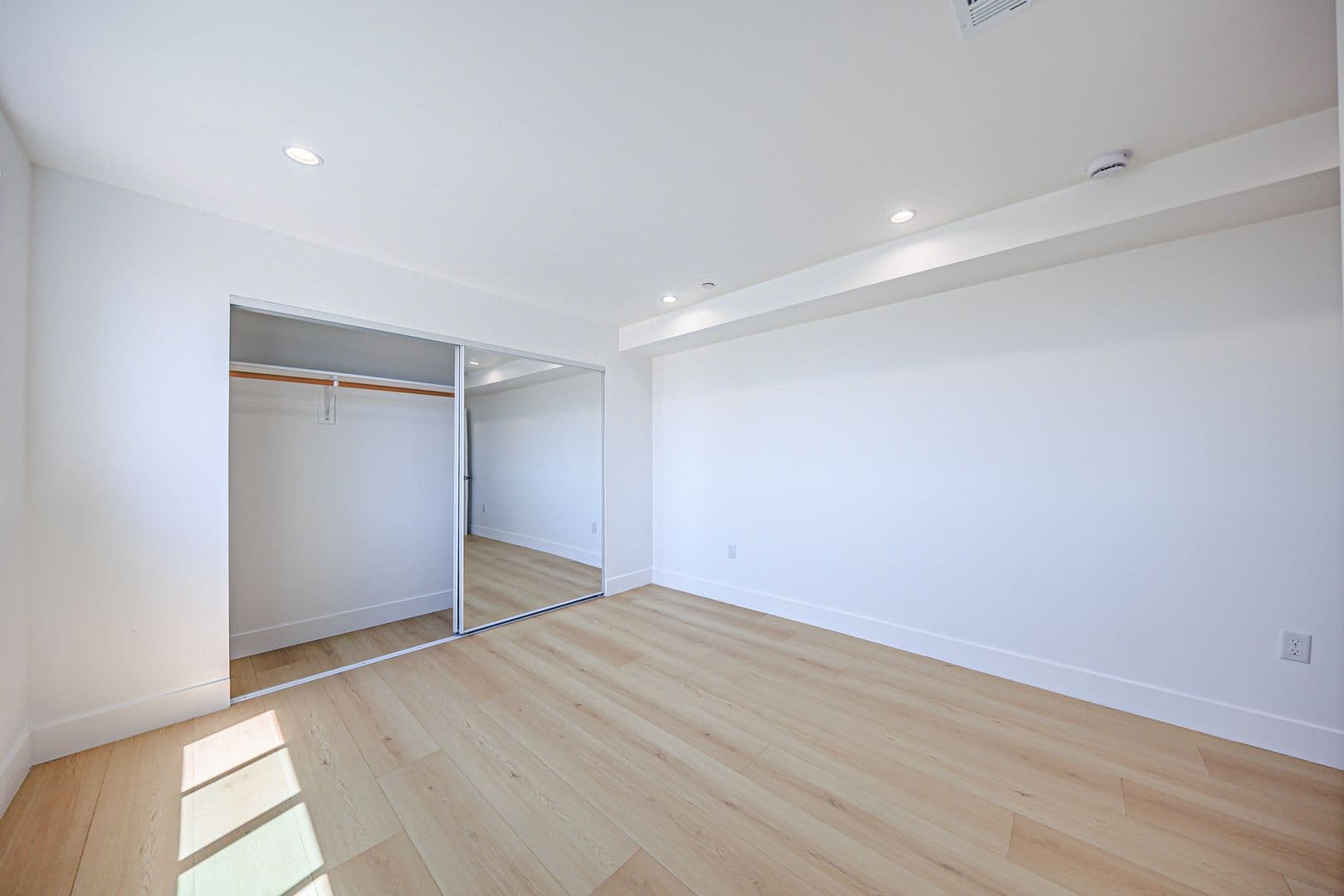 Los Angeles Apartment: 1259 S. Longwood Ave
