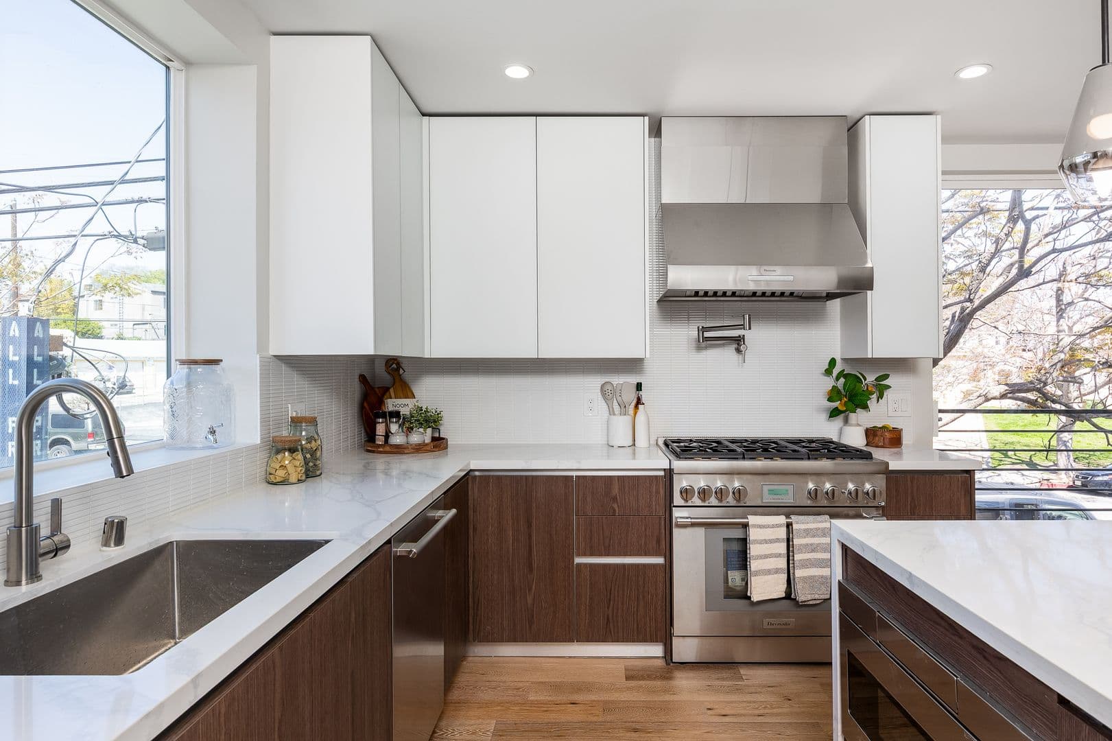 Los Angeles Apartment: 2820 Rowena Ave