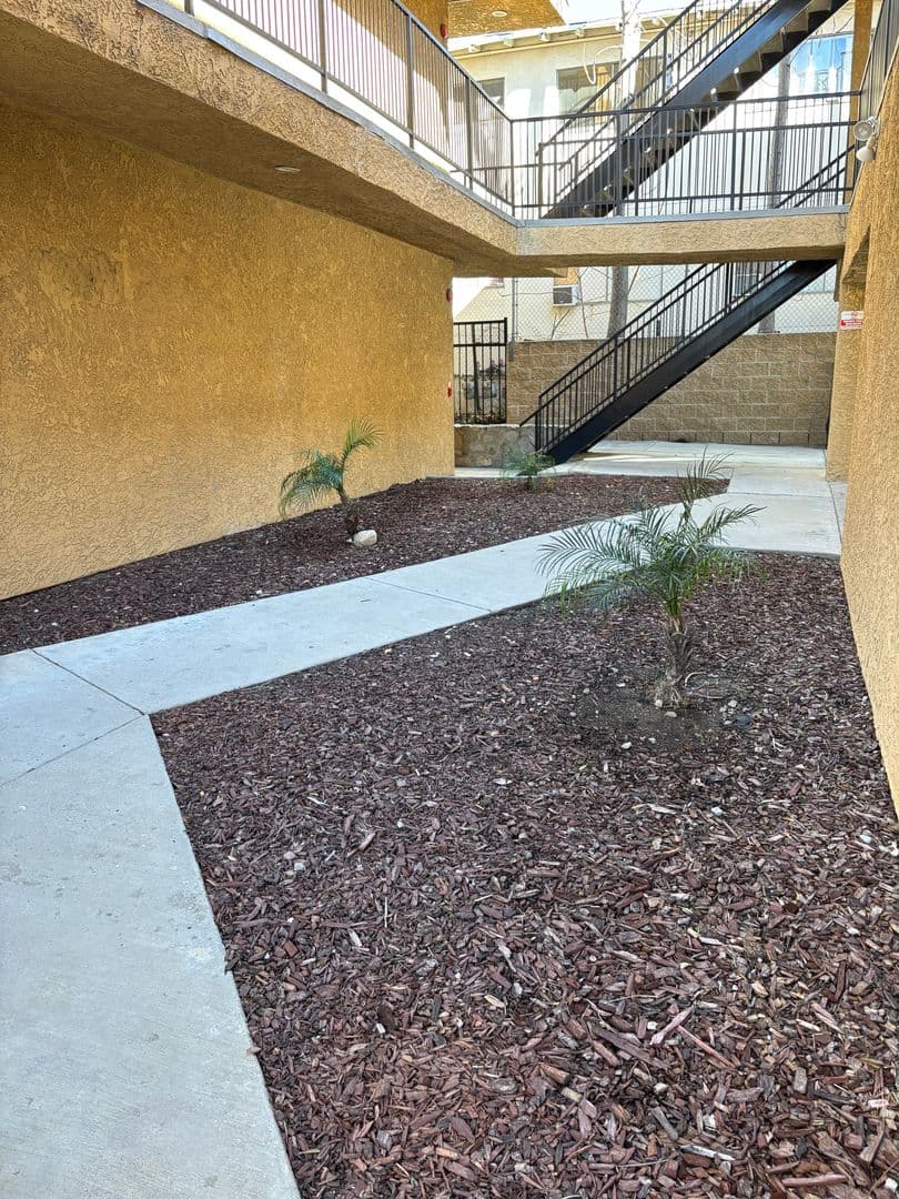 Tujunga Apartment: 10256 McClemont Ave