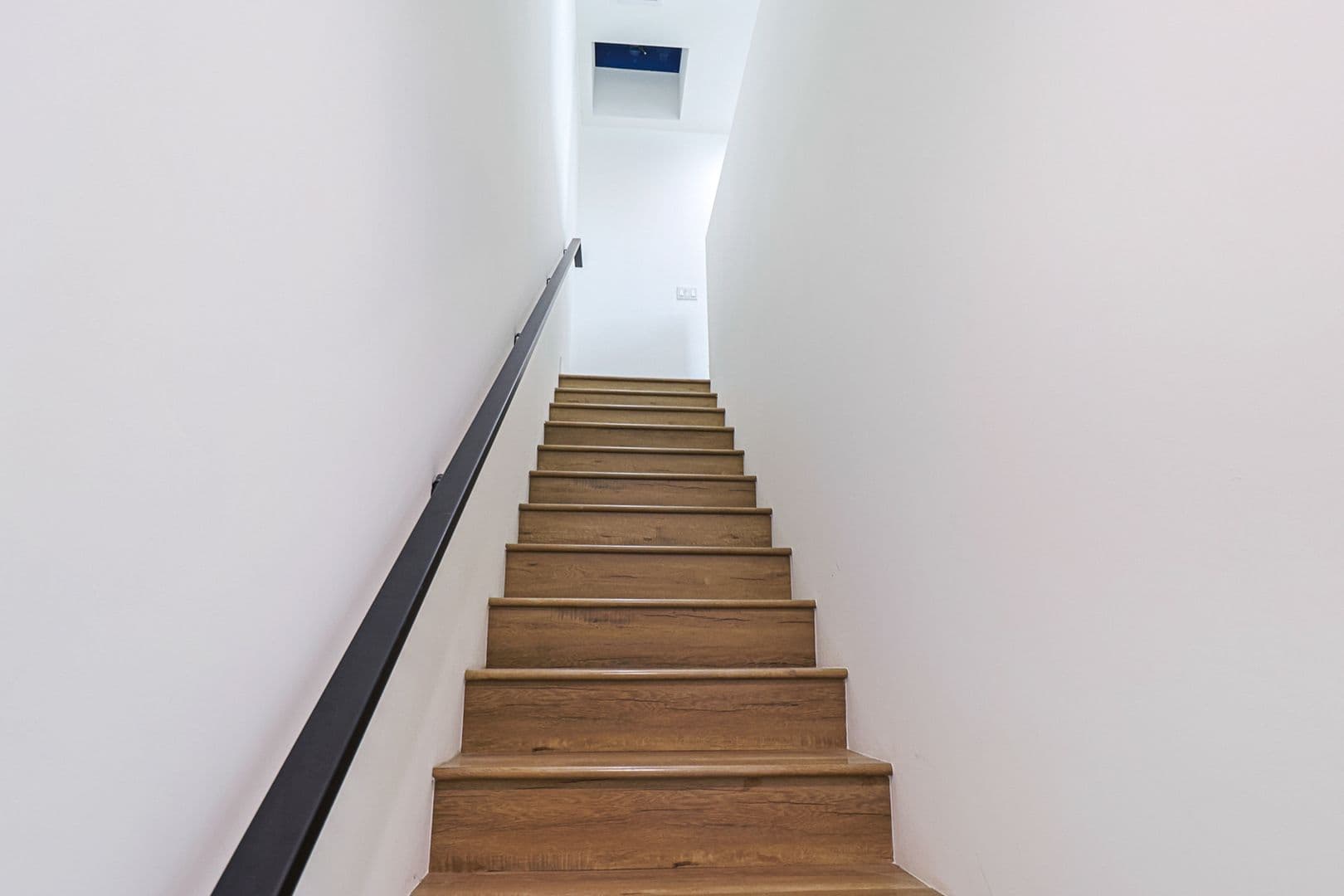 Los Angeles Apartment: 161 S Hoover St